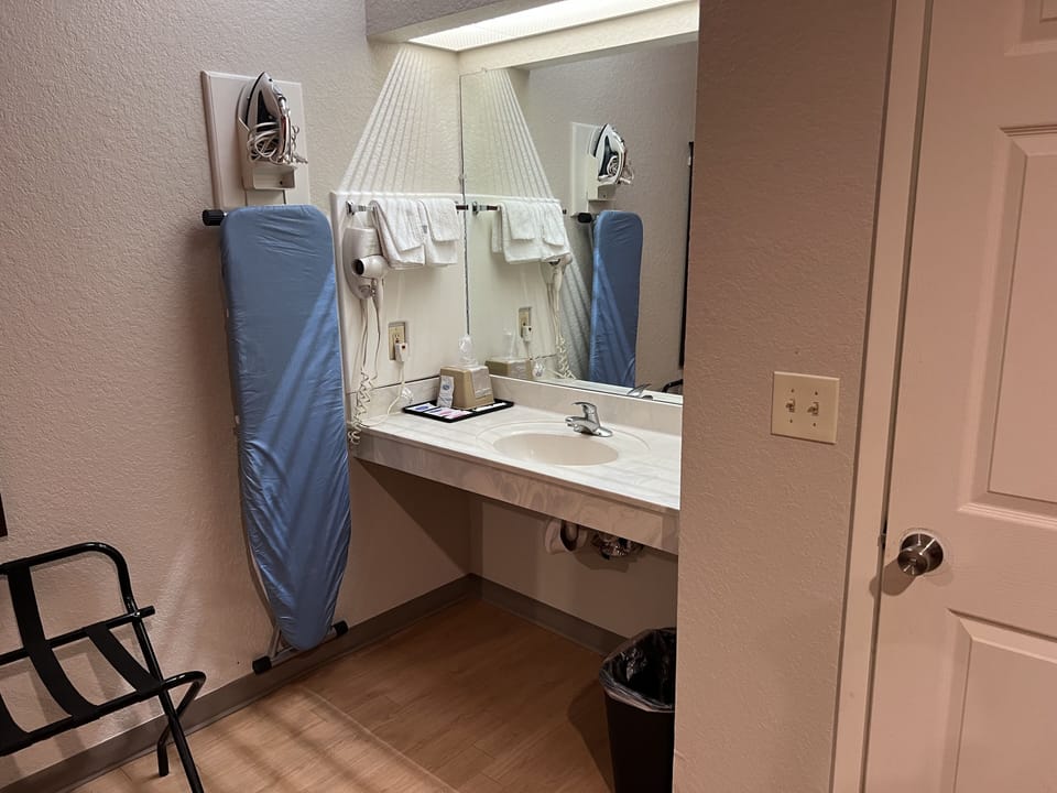 KING BED NON SMOKING- DISABILITY ACCESS | Iron/ironing board (on request), bed sheets
