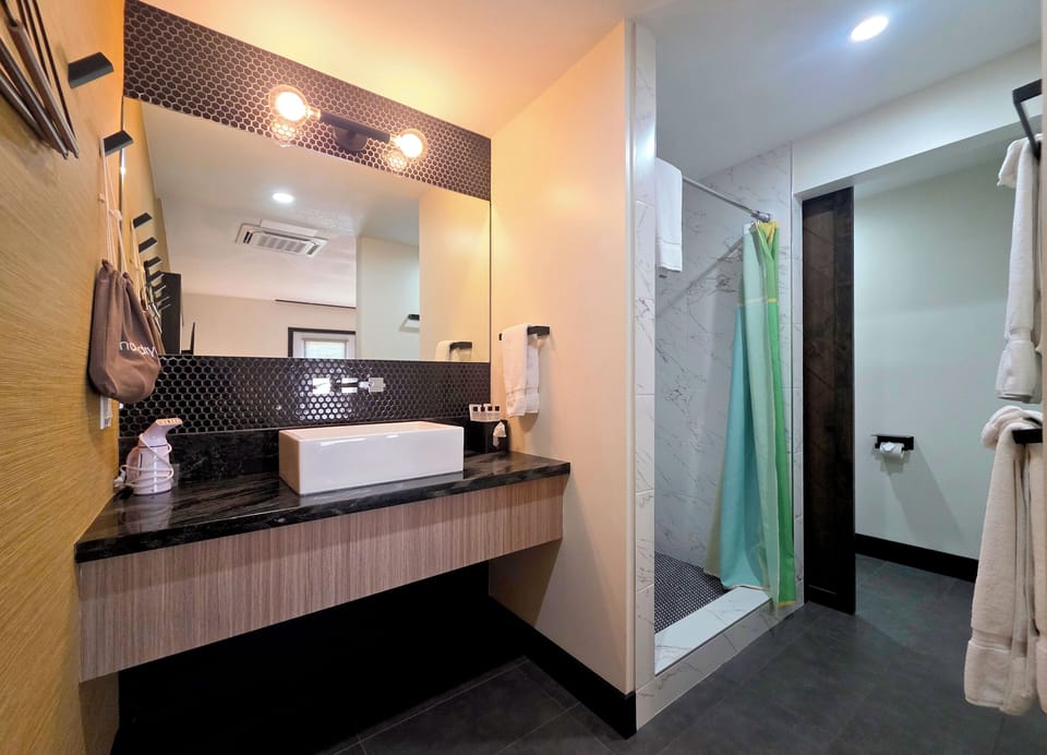 Sun Queen | Bathroom | Shower, rainfall showerhead, designer toiletries, hair dryer