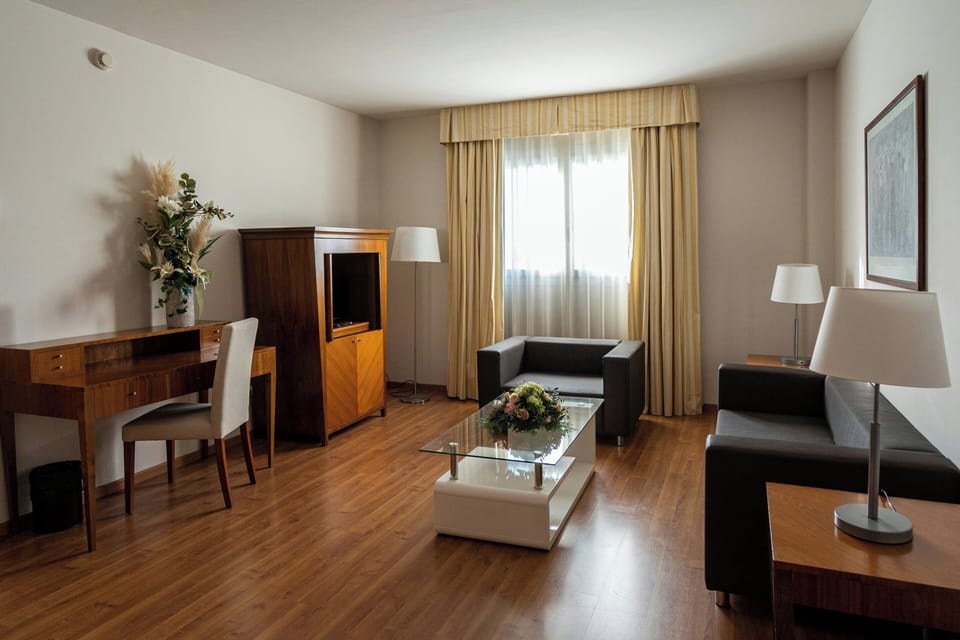 Junior Suite | Minibar, in-room safe, desk, blackout drapes