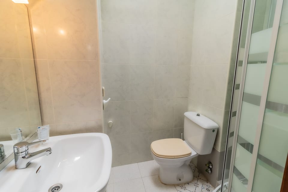 Double or Twin Room | Bathroom | Rainfall showerhead, towels, toilet paper