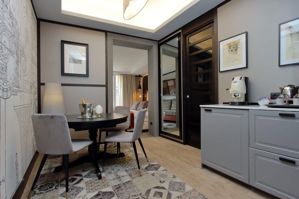 Luxury Studio Suite | Minibar, in-room safe, individually decorated, individually furnished