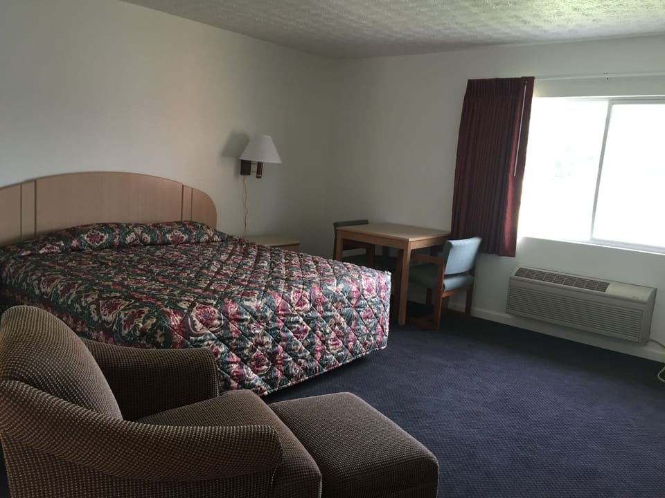 Classic Room, 1 King Bed | Desk, iron/ironing board, free WiFi