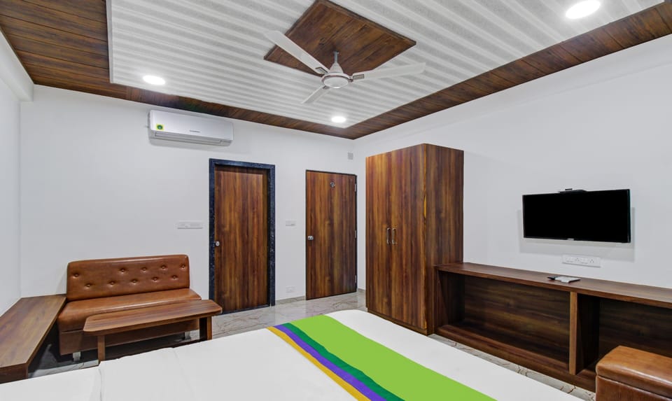 Deluxe Double Room | Desk, iron/ironing board