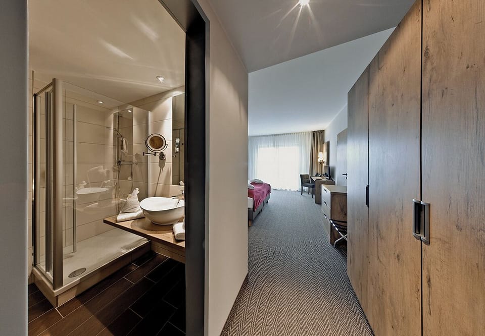 Double Room | Hypo-allergenic bedding, in-room safe, desk, iron/ironing board