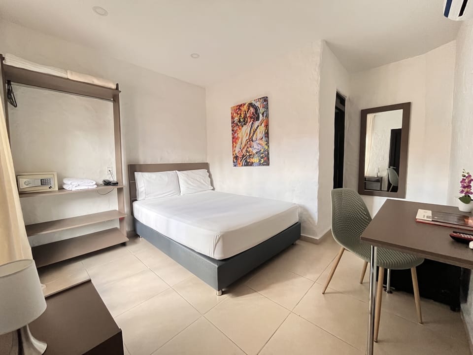Standard Room | Minibar, desk, WiFi (free), bed sheets