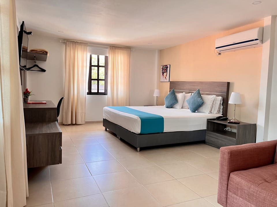 Junior Room | Minibar, desk, WiFi (free), bed sheets