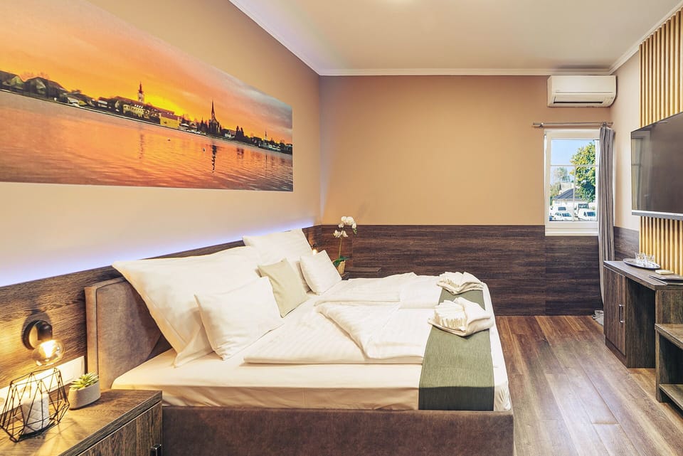 Standard Double Room | In-room safe, desk, laptop workspace, soundproofing
