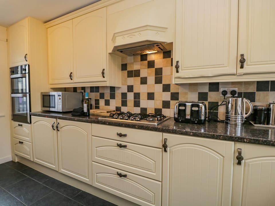 Cookware/dishes/utensils