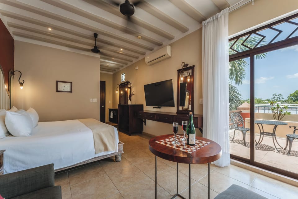 Standard Room | Minibar, in-room safe, iron/ironing board, WiFi (free)