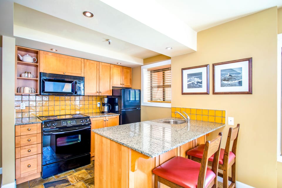 Suite, 1 Bedroom, Hot Tub | Private kitchen | Fridge, microwave, oven, stovetop
