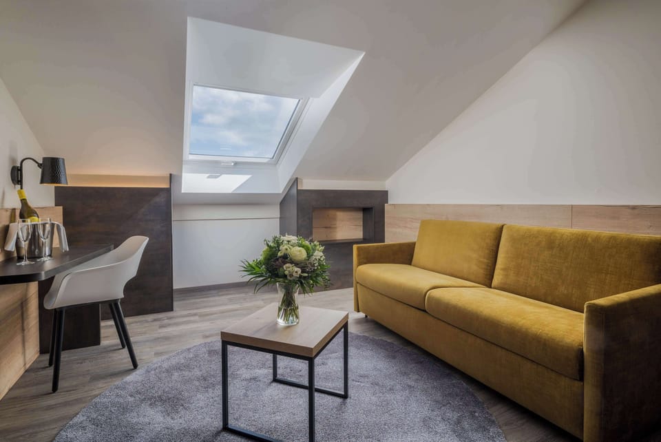 Junior Suite | Minibar, in-room safe, desk, laptop workspace