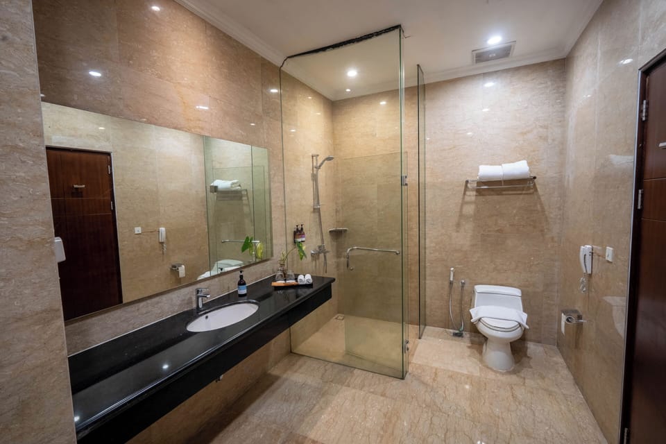 Suite Room | Bathroom | Shower, free toiletries, hair dryer, slippers