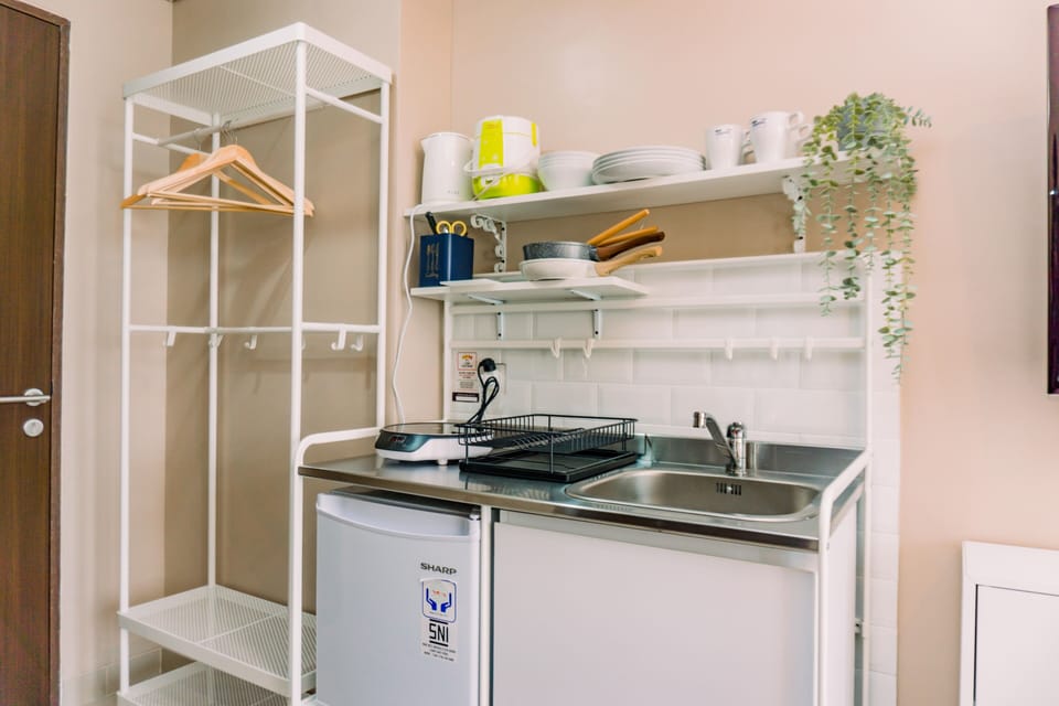 Studio | Private kitchen | Fridge, stovetop, cookware/dishes/utensils