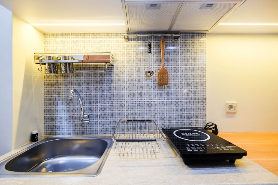 Studio | Private kitchen | Fridge, stovetop, cookware/dishes/utensils