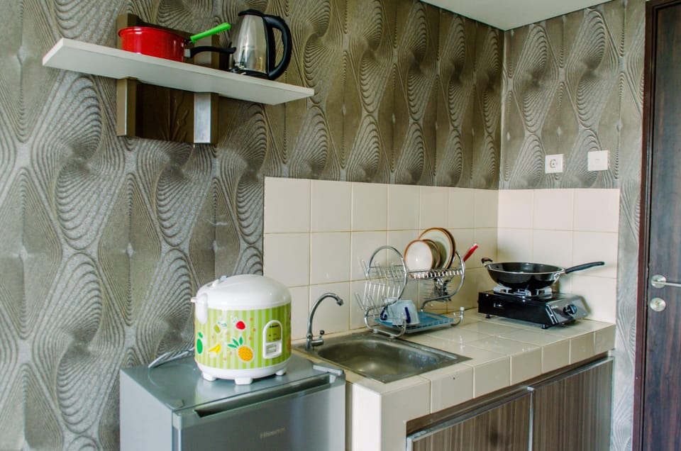 Studio | Private kitchen | Fridge, stovetop, cookware/dishes/utensils