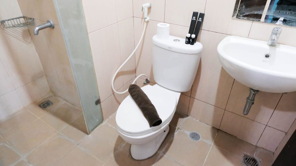 Studio | Bathroom | Free toiletries, towels