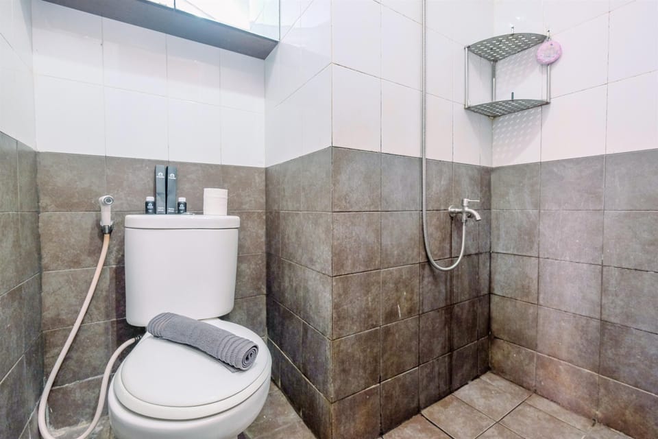 Studio | Bathroom | Free toiletries, towels