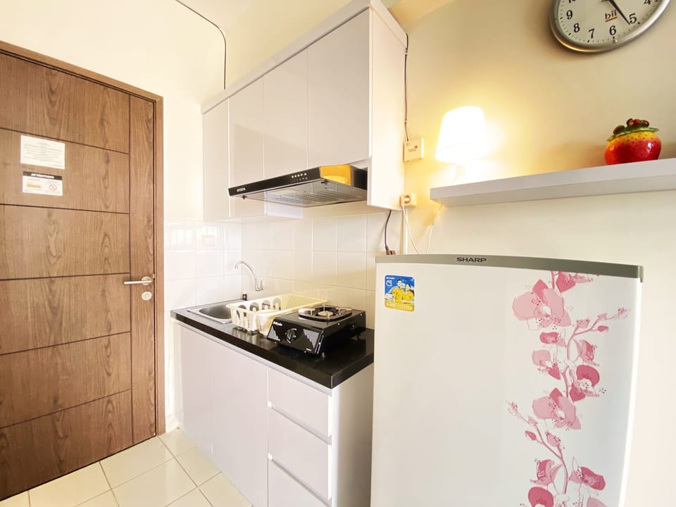 Studio | Private kitchen | Fridge, stovetop, cookware/dishes/utensils