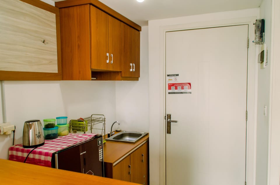 Studio | Private kitchen | Fridge, stovetop, cookware/dishes/utensils