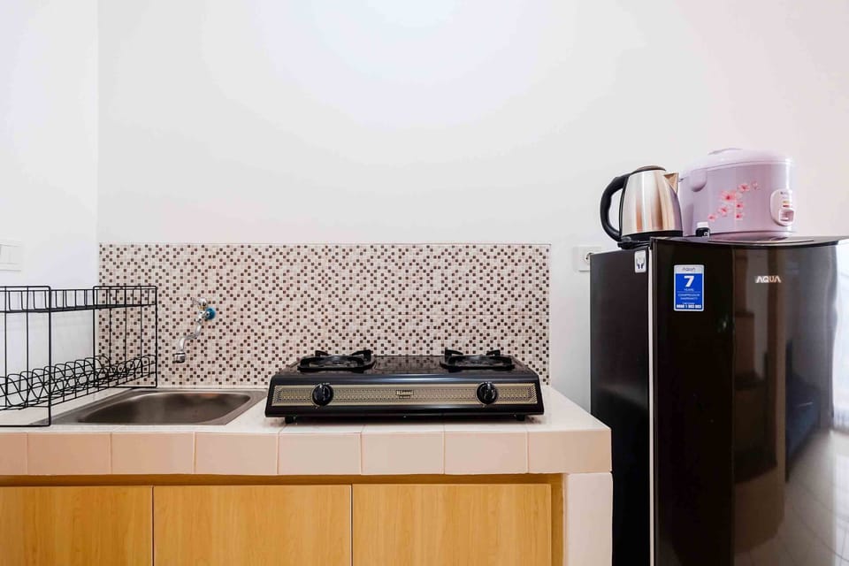 Studio | Private kitchen | Fridge, stovetop, cookware/dishes/utensils
