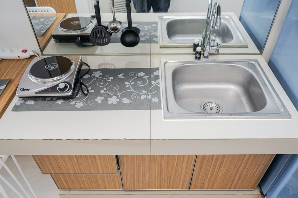 Studio | Private kitchen | Fridge, stovetop, cookware/dishes/utensils