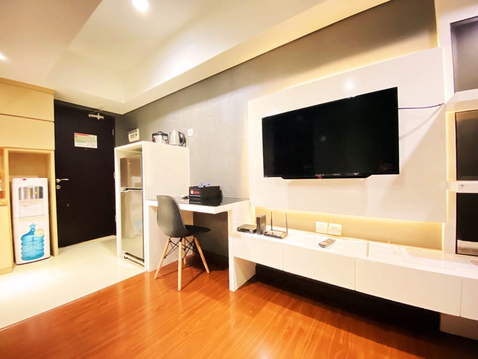 Apartment, 2 Bedrooms | Living area | TV