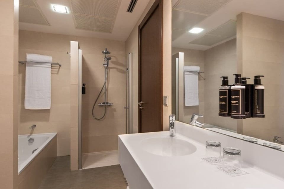 Premium Room | Minibar, in-room safe, desk, blackout drapes