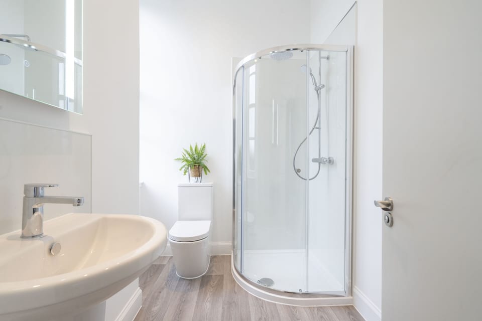 Deluxe Double Room | Bathroom | Shower, rainfall showerhead, free toiletries, hair dryer