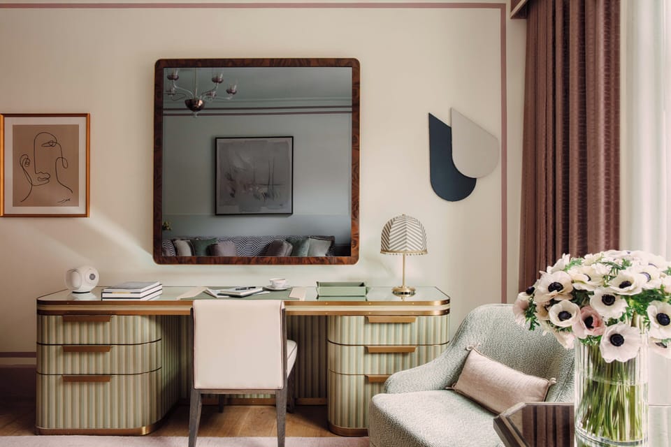 Tribeca Corner Suite | Hypo-allergenic bedding, minibar, in-room safe, desk