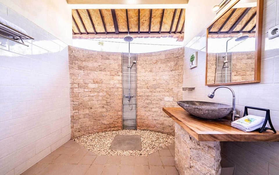Bungalow | Bathroom | Shower, free toiletries, hair dryer, towels