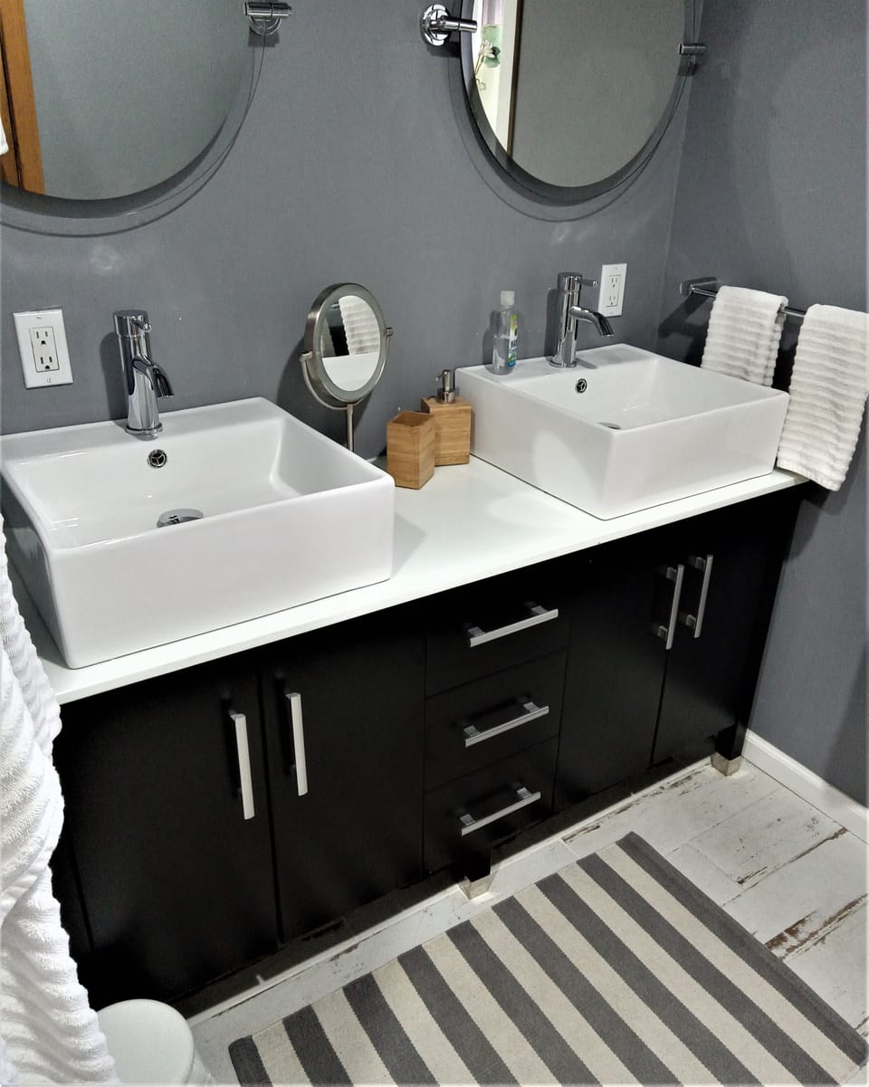 Bedroom 4 with Balcony | Bathroom | Free toiletries, hair dryer, bathrobes, towels