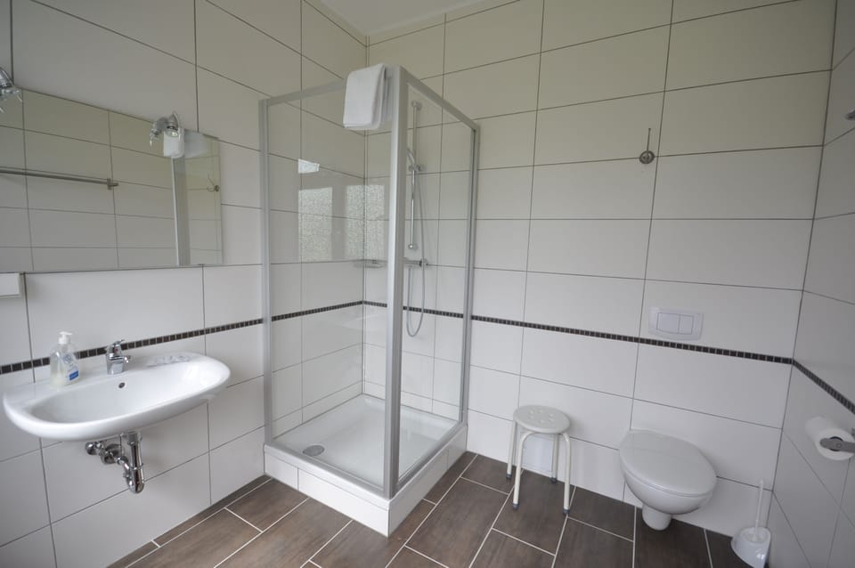 Double Room | Bathroom | Free toiletries, hair dryer, towels