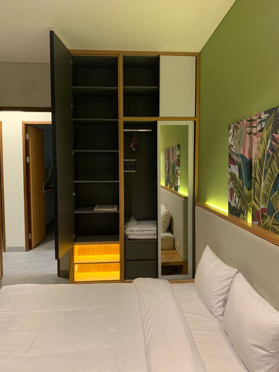 Executive Studio Suite | Desk, laptop workspace, free WiFi, bed sheets