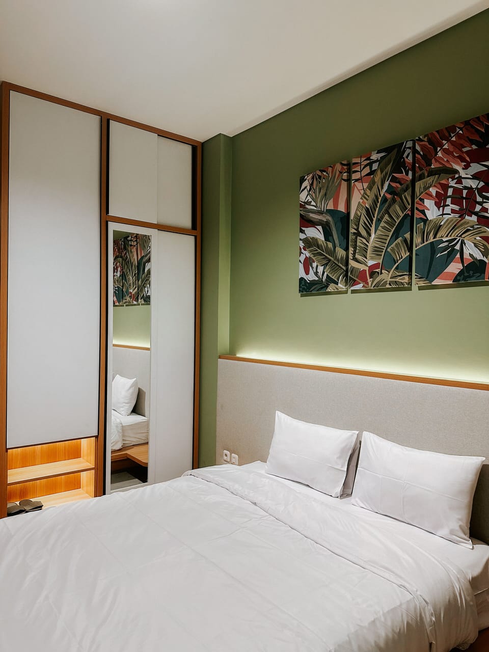Desk, laptop workspace, free WiFi, bed sheets