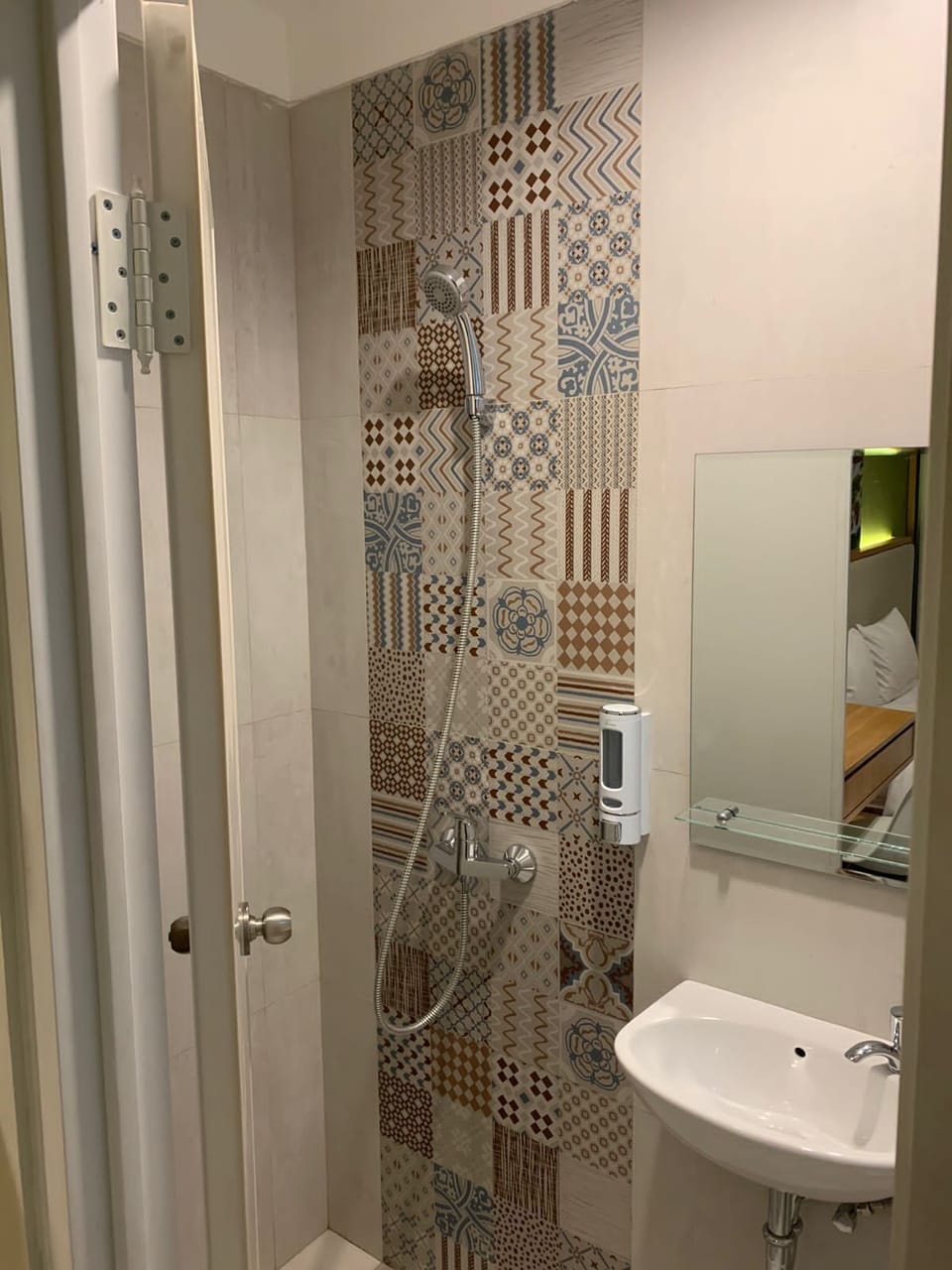 Shower, rainfall showerhead, free toiletries, bidet
