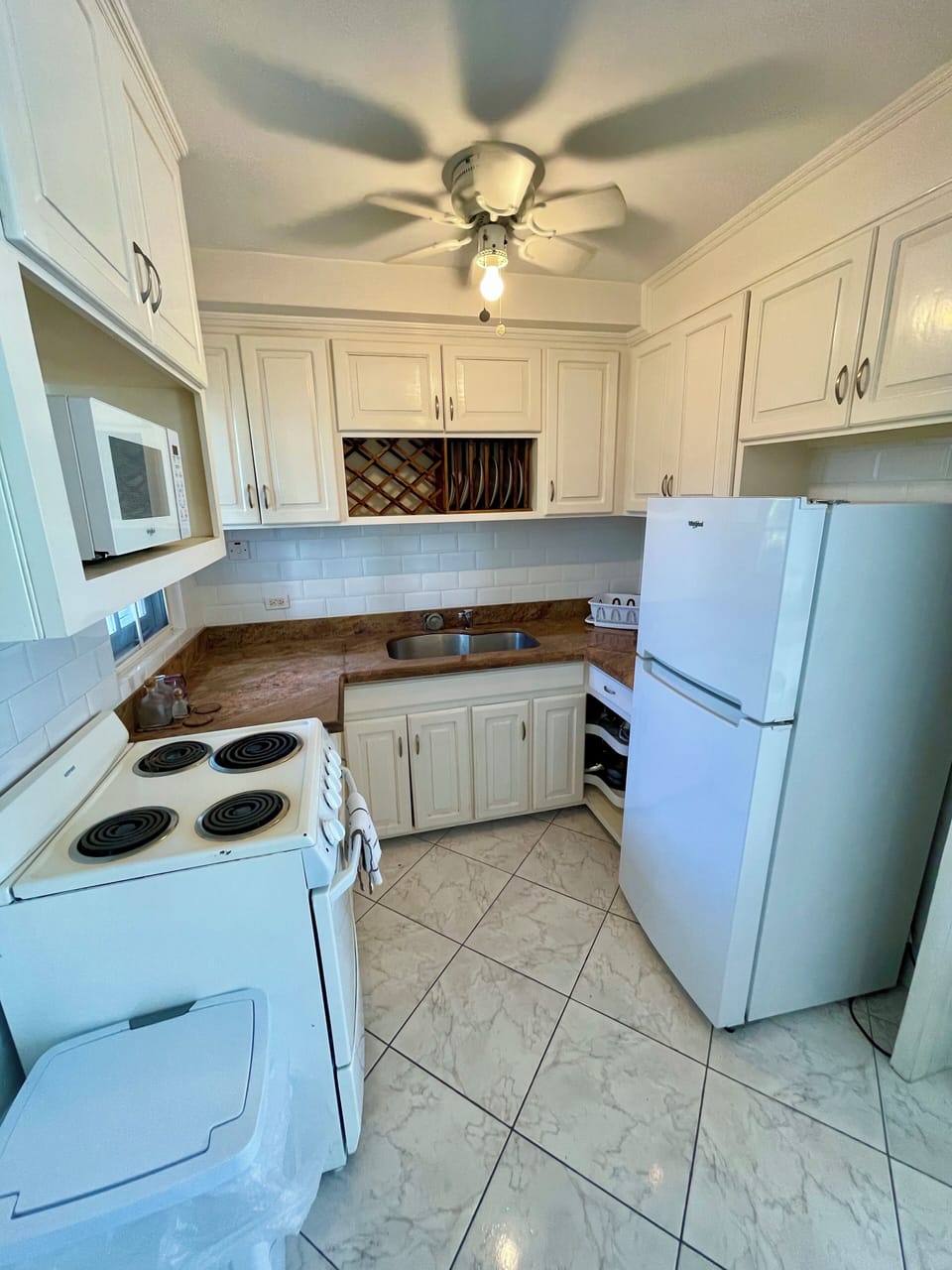 Deluxe Apartment | Private kitchen | Coffee/tea maker, full-size fridge, microwave, oven