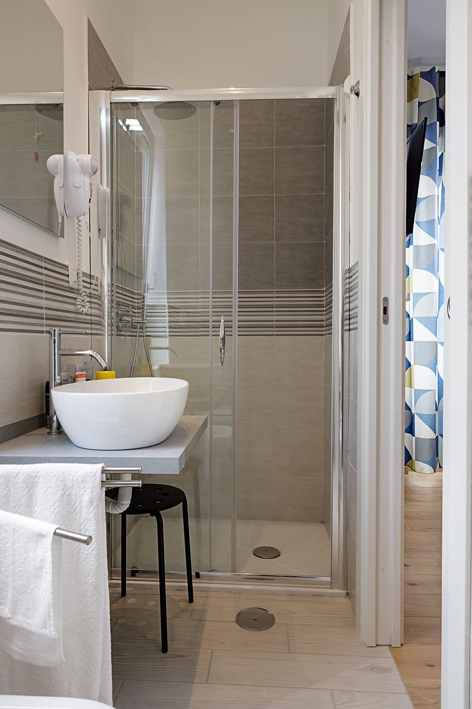 Standard Room | Bathroom | Shower, hair dryer, bidet, towels