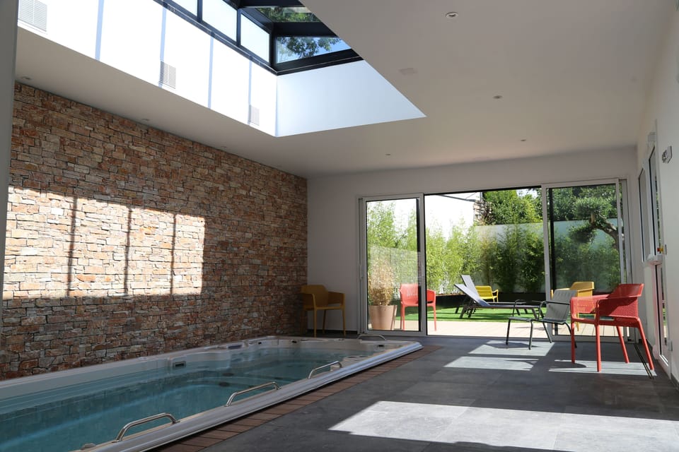 Indoor spa tub