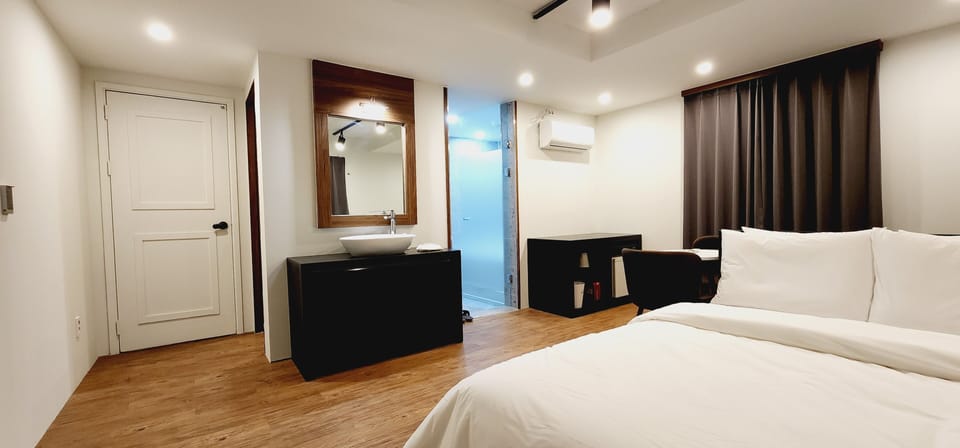 Royal Room | Premium bedding, memory foam beds, free minibar, blackout drapes