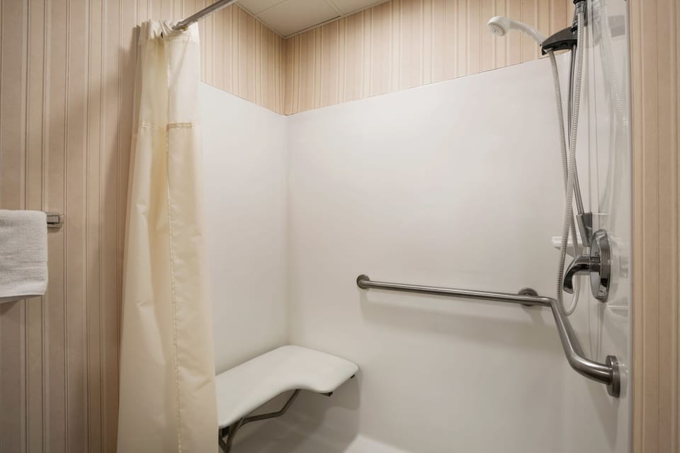 Standard Room, 1 King Bed, Accessible | Bathroom | Towels