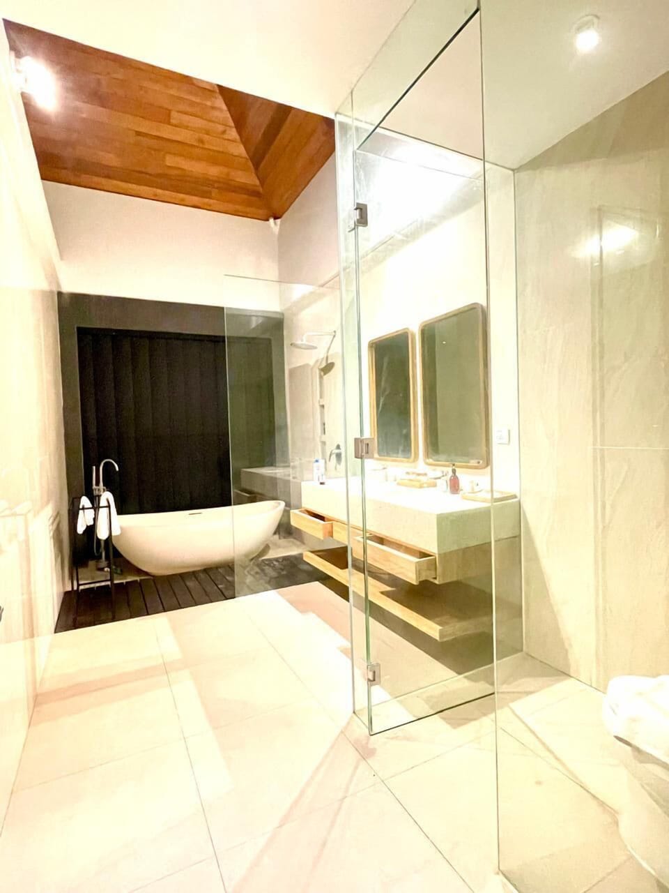 Family Villa | Bathroom | Separate tub and shower, rainfall showerhead, free toiletries