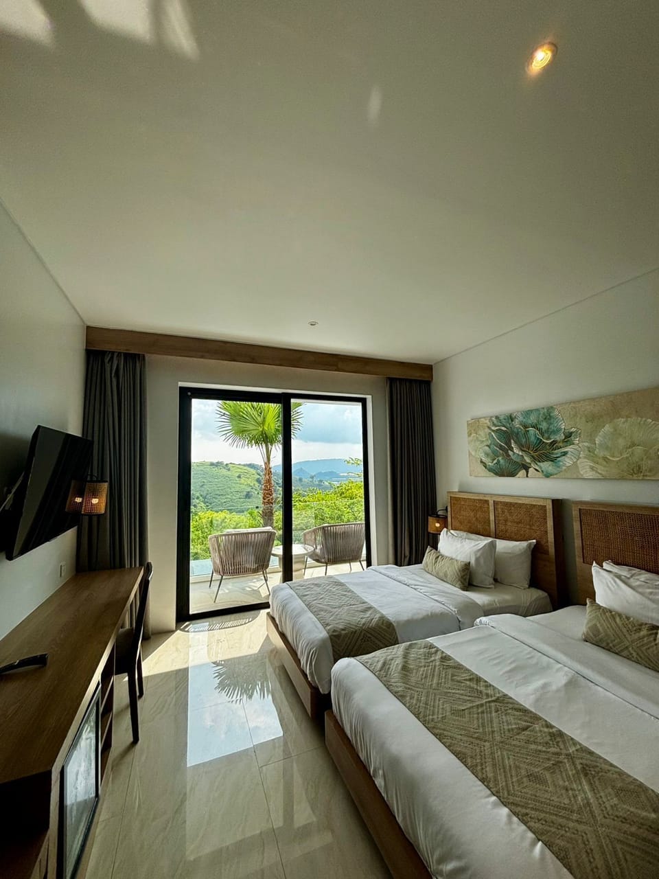 Deluxe Twin Room | Premium bedding, memory foam beds, in-room safe, desk