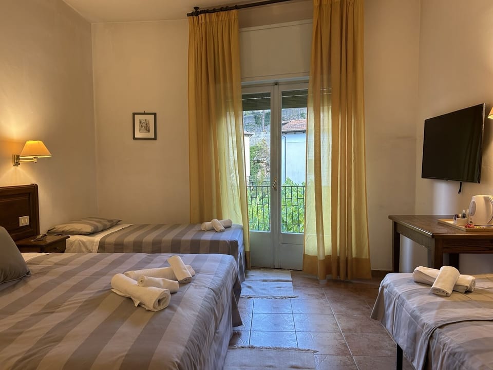 Superior Quadruple Room | Desk, WiFi (free), bed sheets