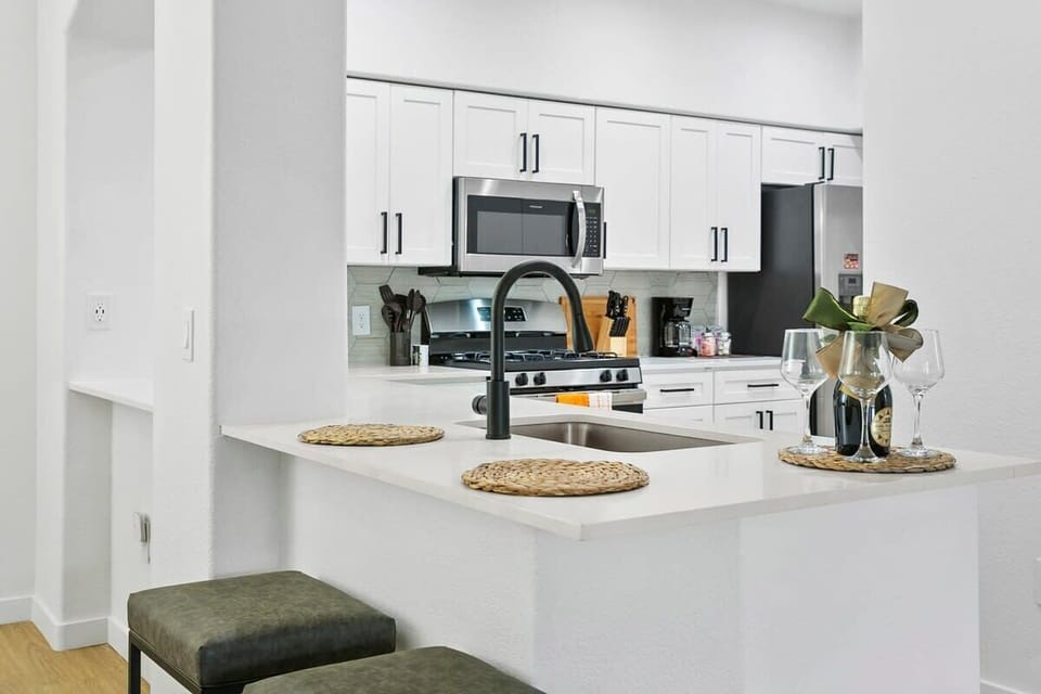 Fridge, microwave, oven, coffee/tea maker