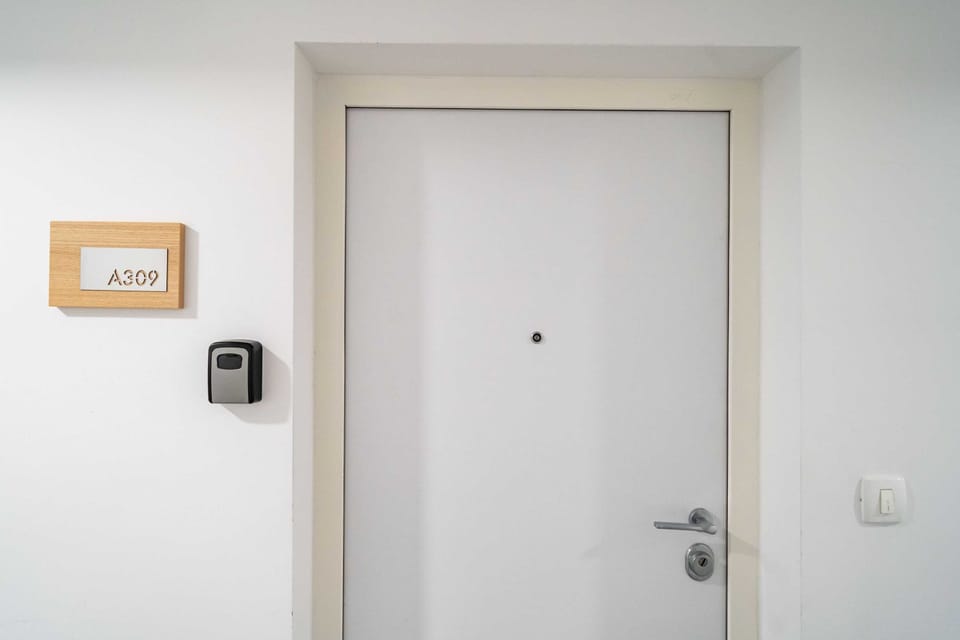 Studio (Studio Apartment with Balcony) | Property entrance