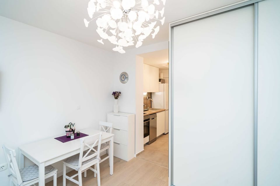Studio (Studio Apartment with Balcony) | Living room | TV