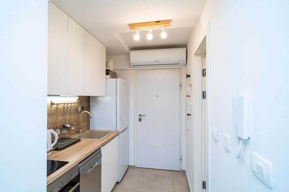 Studio (Studio Apartment with Balcony) | Private kitchen | Fridge