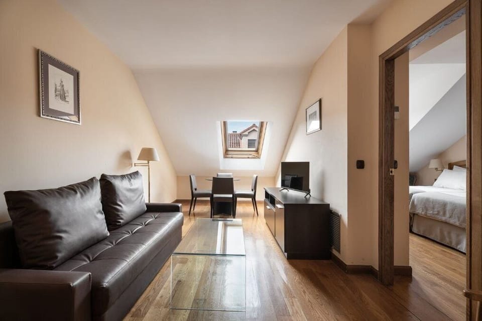 Junior Suite | In-room safe, desk, laptop workspace, blackout drapes
