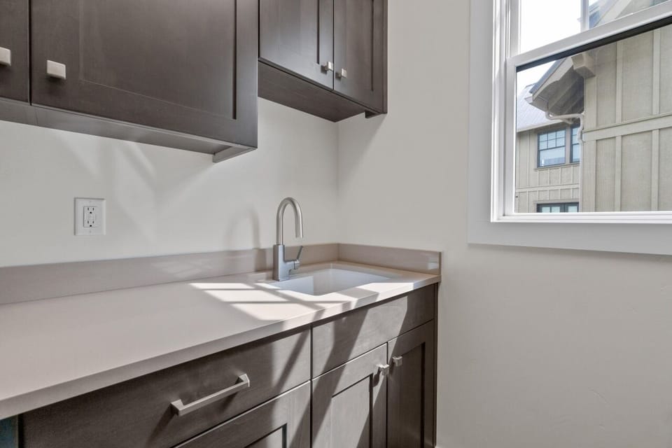 House, 5 Bedrooms | Private kitchen | Fridge, oven, stovetop, coffee/tea maker