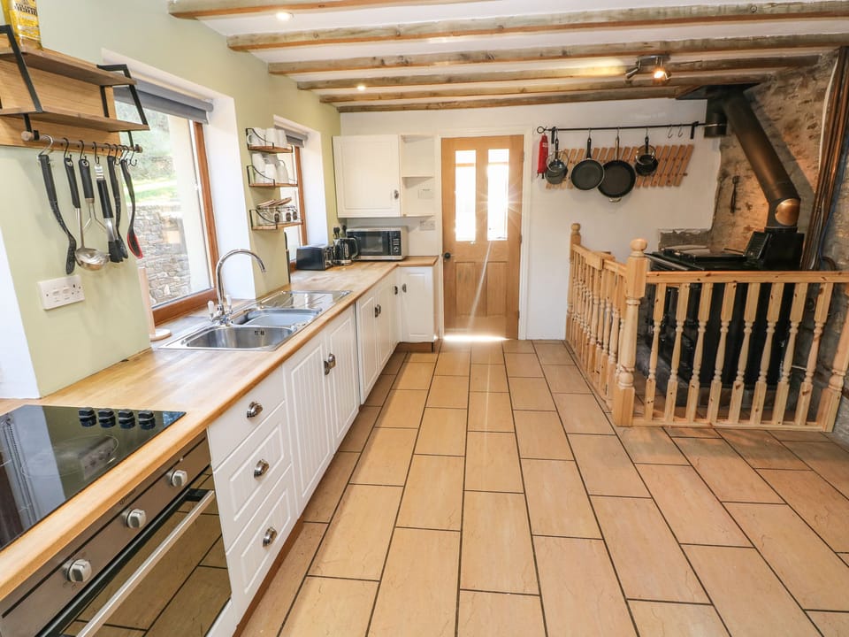 Cottage | Private kitchen | Fridge, dishwasher, electric kettle, toaster